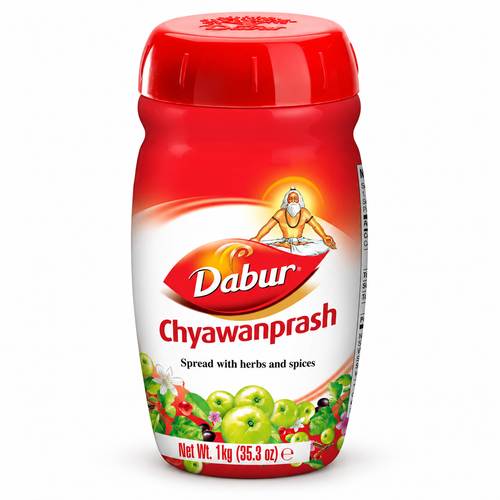 Dabur Chyawanprash 1 kg – otwarty słoik z łyżeczką pasty i filiżanką ciepłego mleka na drewnianym stole